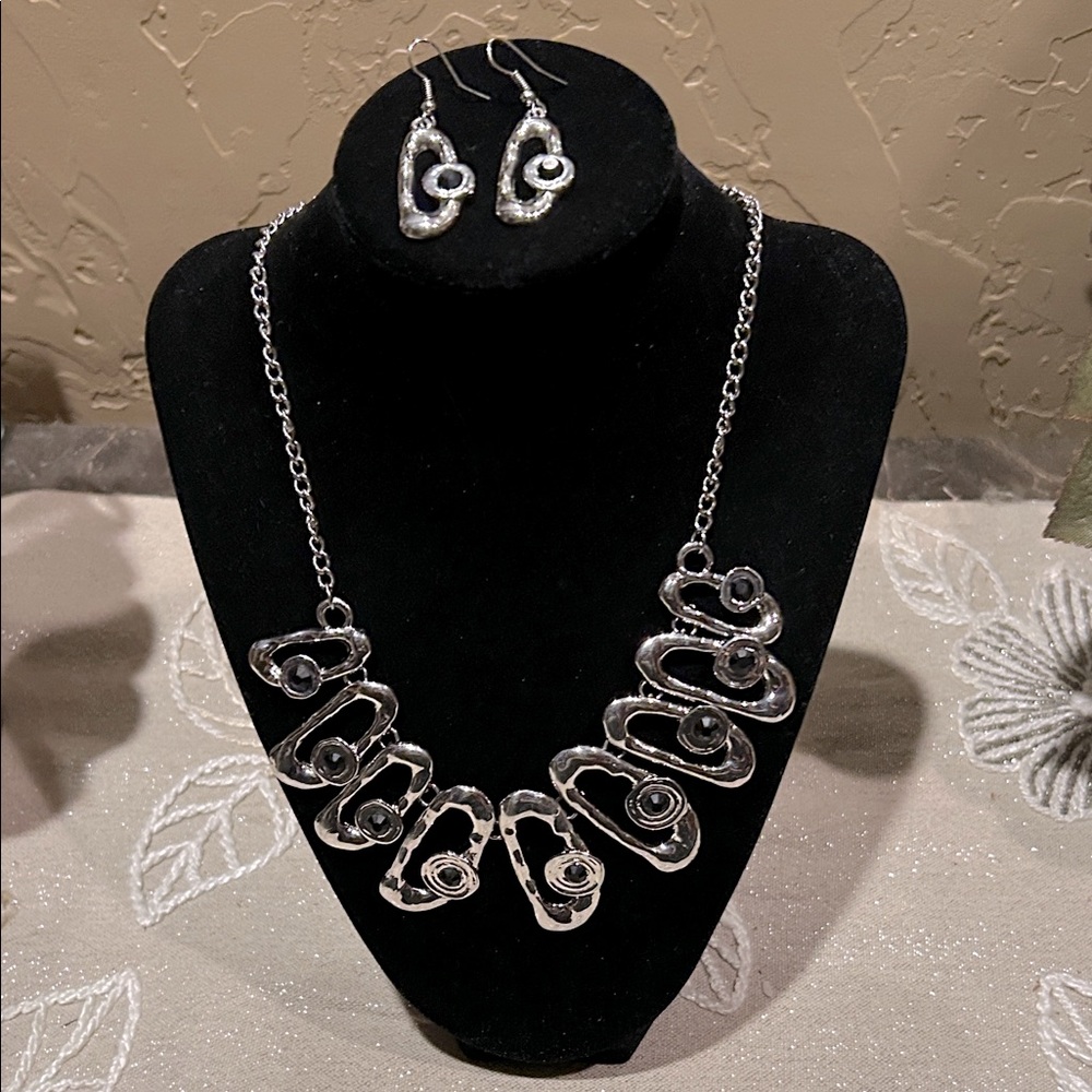 Paparazzi Elegant Silver Necklace and Earring Set